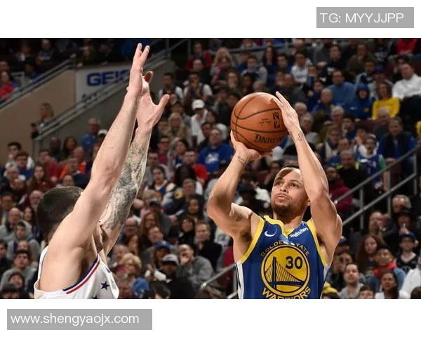 赛斯-库里三分连中7枚，帮助76人取得关键胜利